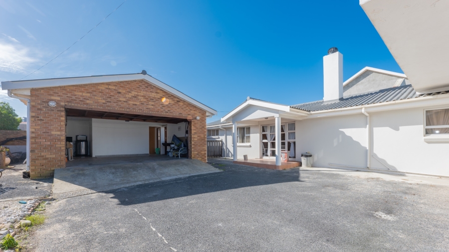 7 Bedroom Property for Sale in Struisbaai Western Cape